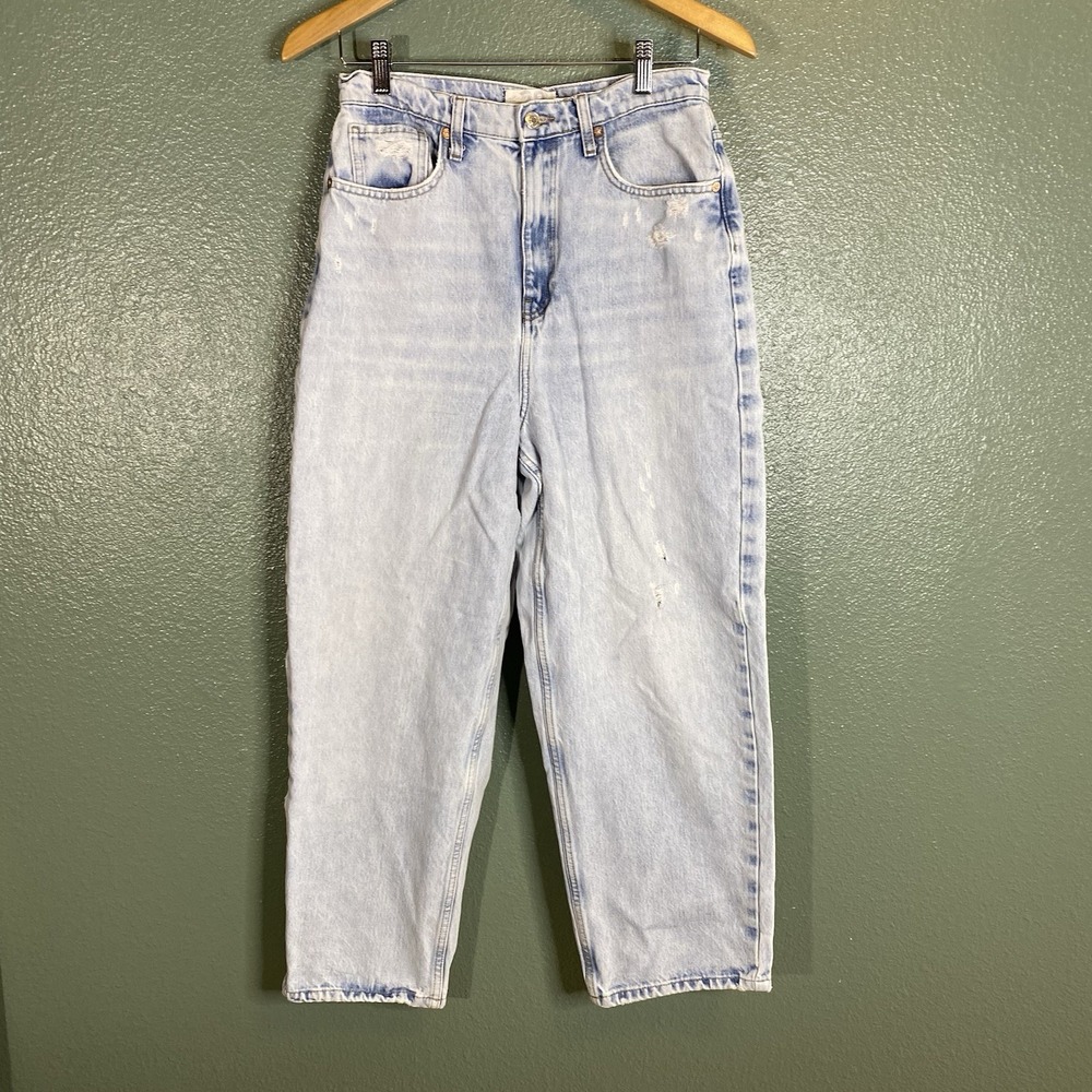 We The Free Women's‎ Size 28 Relaxed Straight Leg Light Wash Distressed Jeans